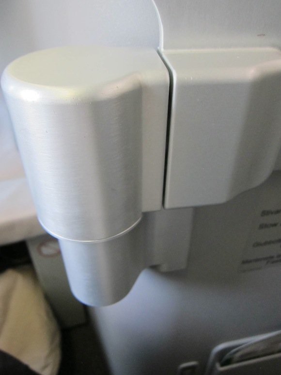 Circular element holding tray table on A330