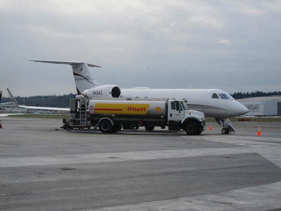 Gulfstream IV being refueled