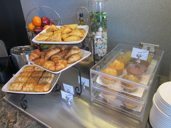 Plaza-Premium-Lounge-Vancouver-19