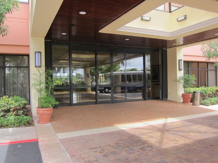 Hilton-Palm-Beach-Airport-03