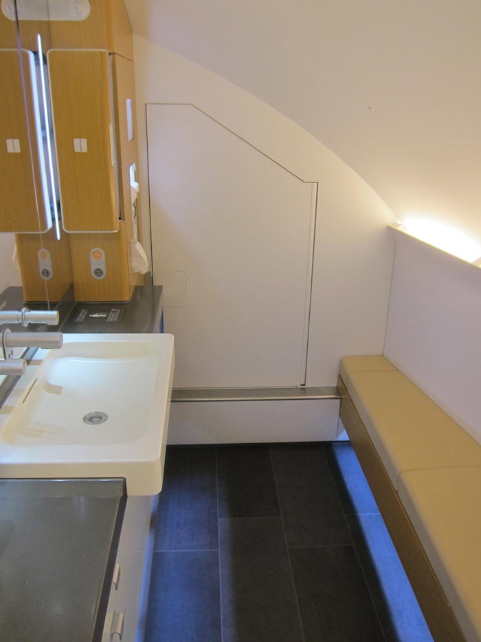 Lufthansa-First-Class-Urinal-1