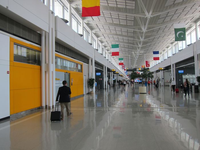 Lufthansa-Senator-Lounge-Washington-Dulles-04