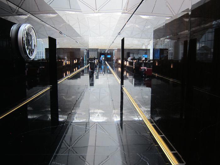 Cathay-Pacific-The-Wing-Lounge-05