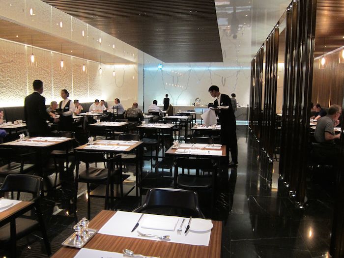 Cathay-Pacific-The-Wing-Lounge-11