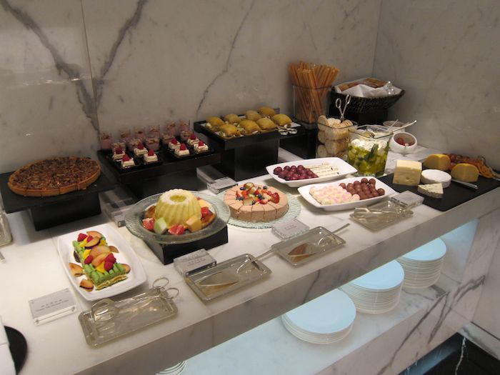 Cathay-Pacific-The-Wing-Lounge-24