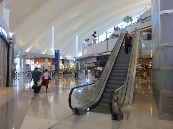 Star-Alliance-First-Lounge-LAX-11