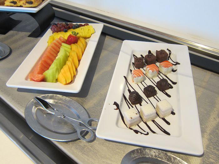 Star-Alliance-First-Lounge-LAX-21