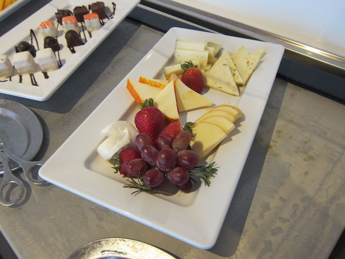 Star-Alliance-First-Lounge-LAX-22