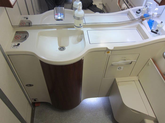 Singapore-A380-Suites-Class-25