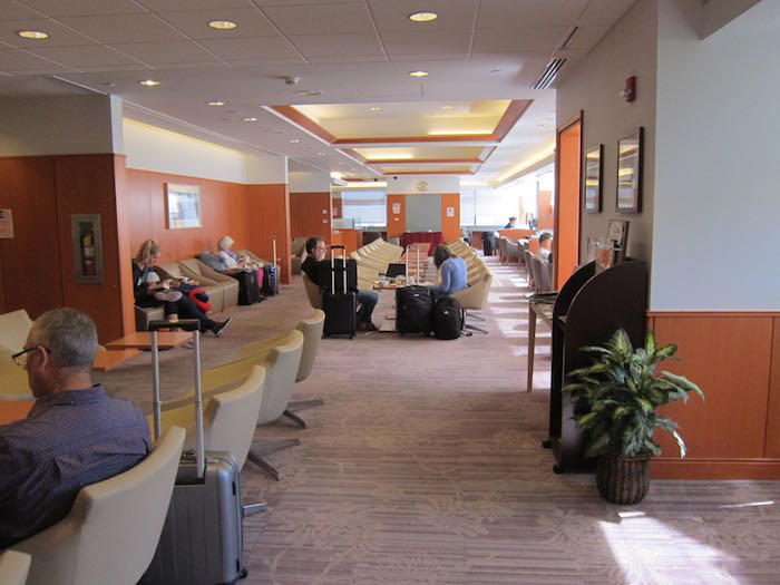 Admirals-Club-Honolulu-Airport-11