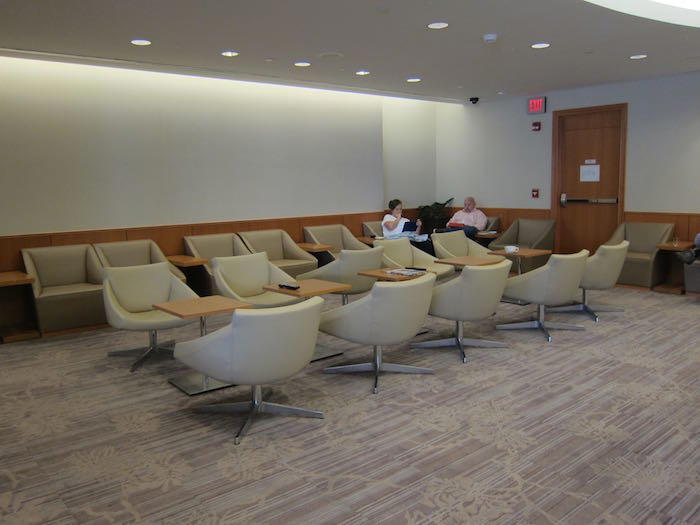 Admirals-Club-Honolulu-Airport-12