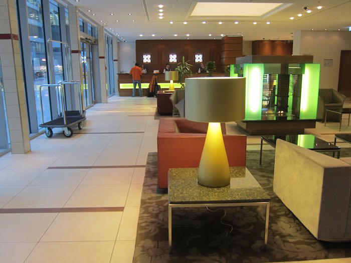 Hilton-Garden-Inn-Frankfurt-Airport-03