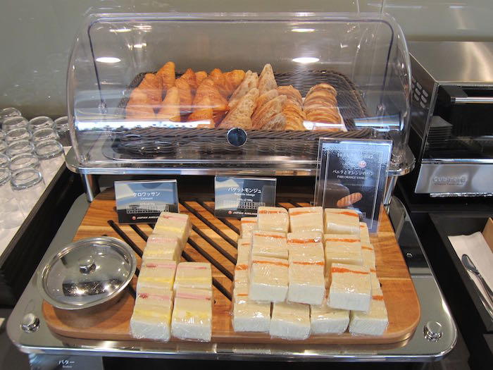 Japan-Airlines-First-Class-Lounge-Tokyo-11