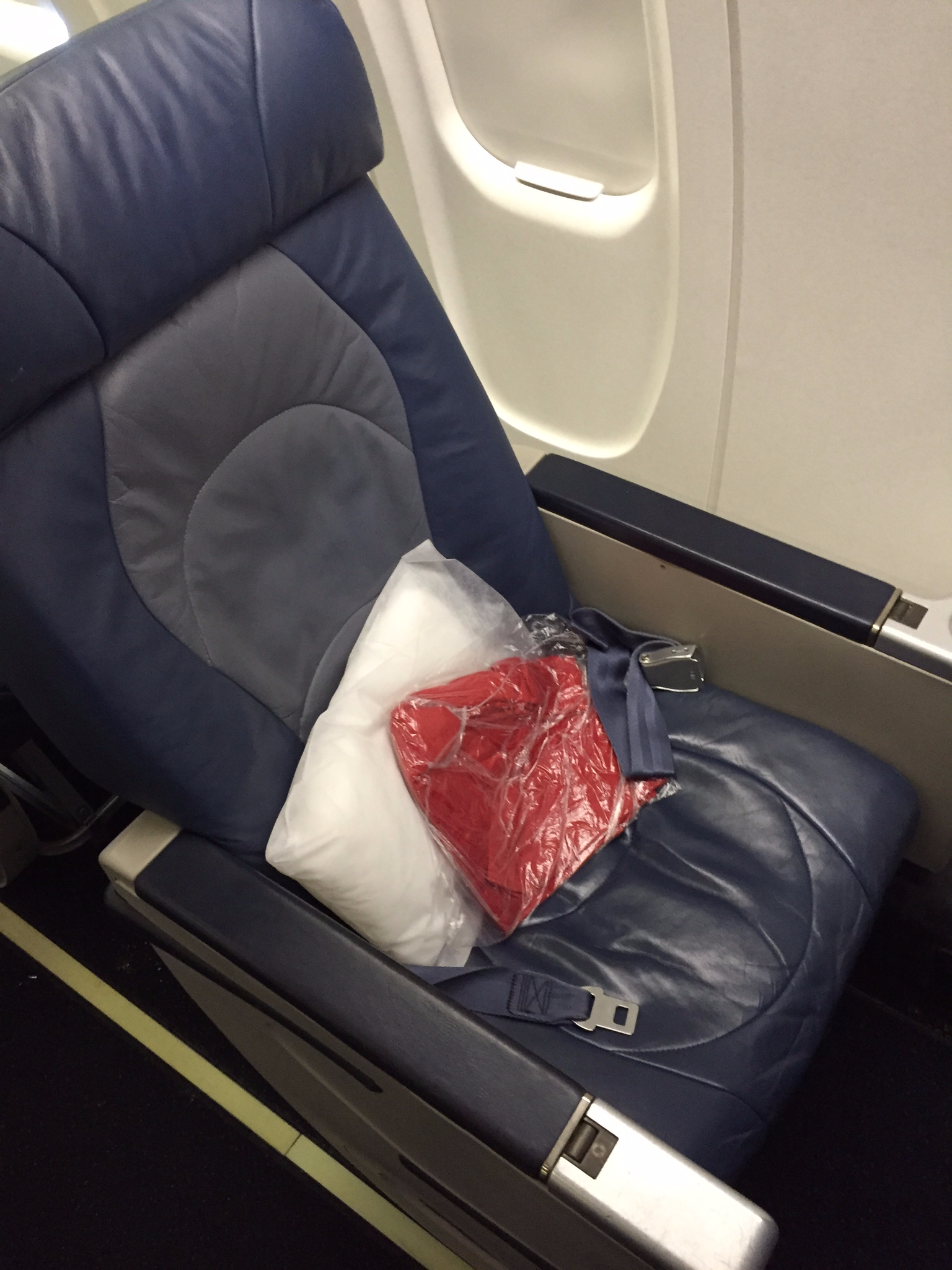 Delta CRJ-900 first class seat