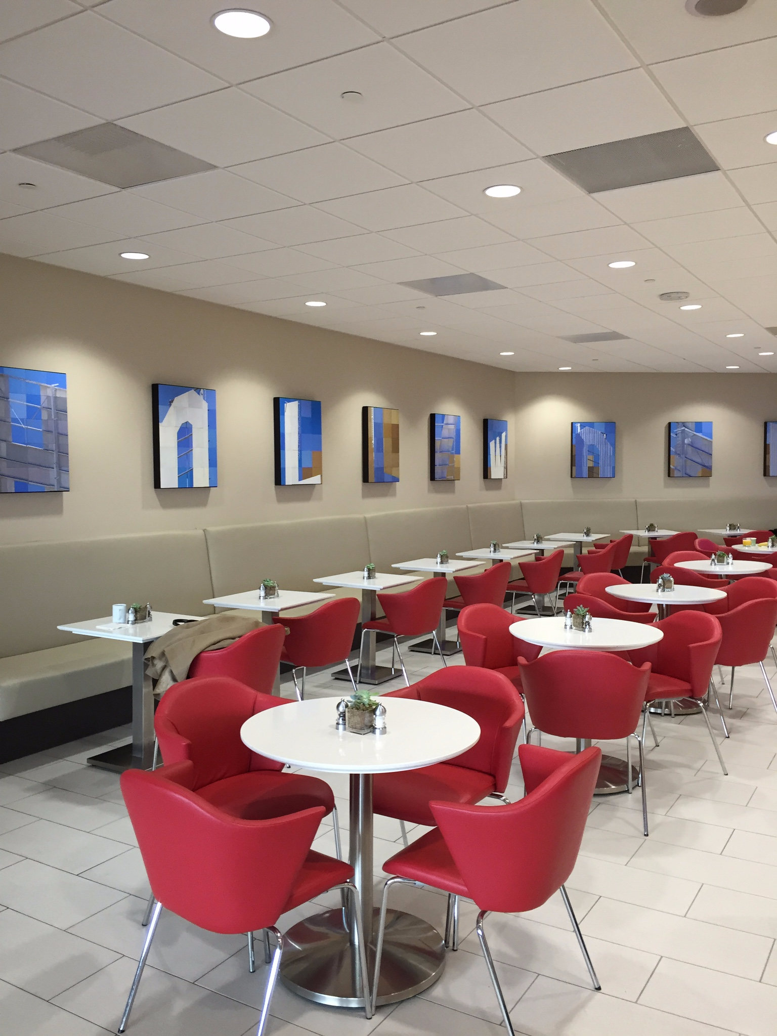 "Cafe"-style seating at Delta Sky Club LAX