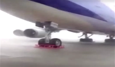 Video: 747 Nose Gear Lifts Off Ground In Typhoon