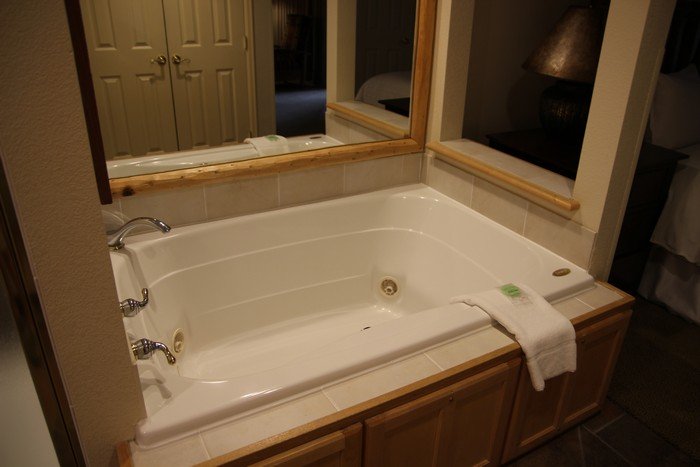 Lakeside Terrace Villa master bath tub