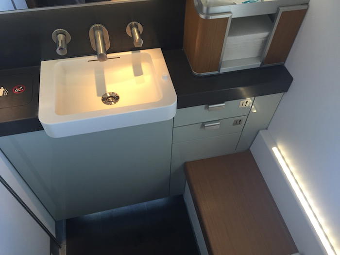 Lufthansa-First-Class-747 - 65