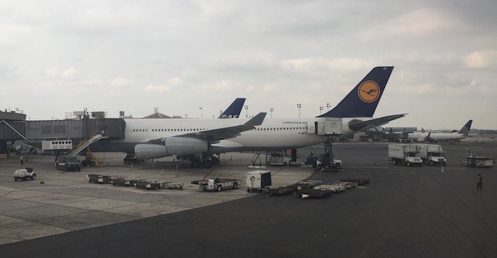 Lufthansa-First-Class-747 - 82