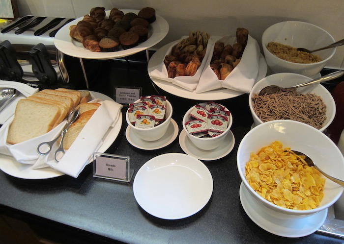 Cathay-Pacific-Arrivals-Lounge-HKG - 15
