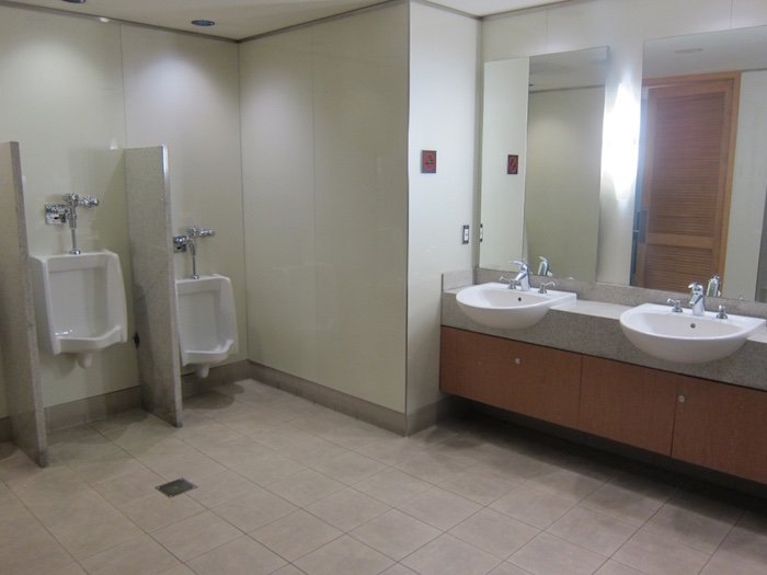 Flagship-Lounge-Bathroom