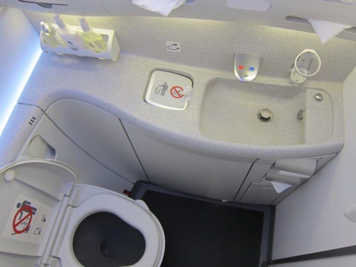 Hainan-Airlines-Bathroom