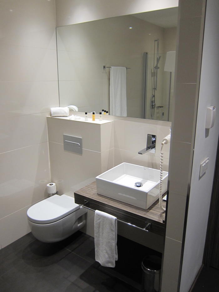 Iberia-Arrivals-Lounge-Madrid-Airport - 10