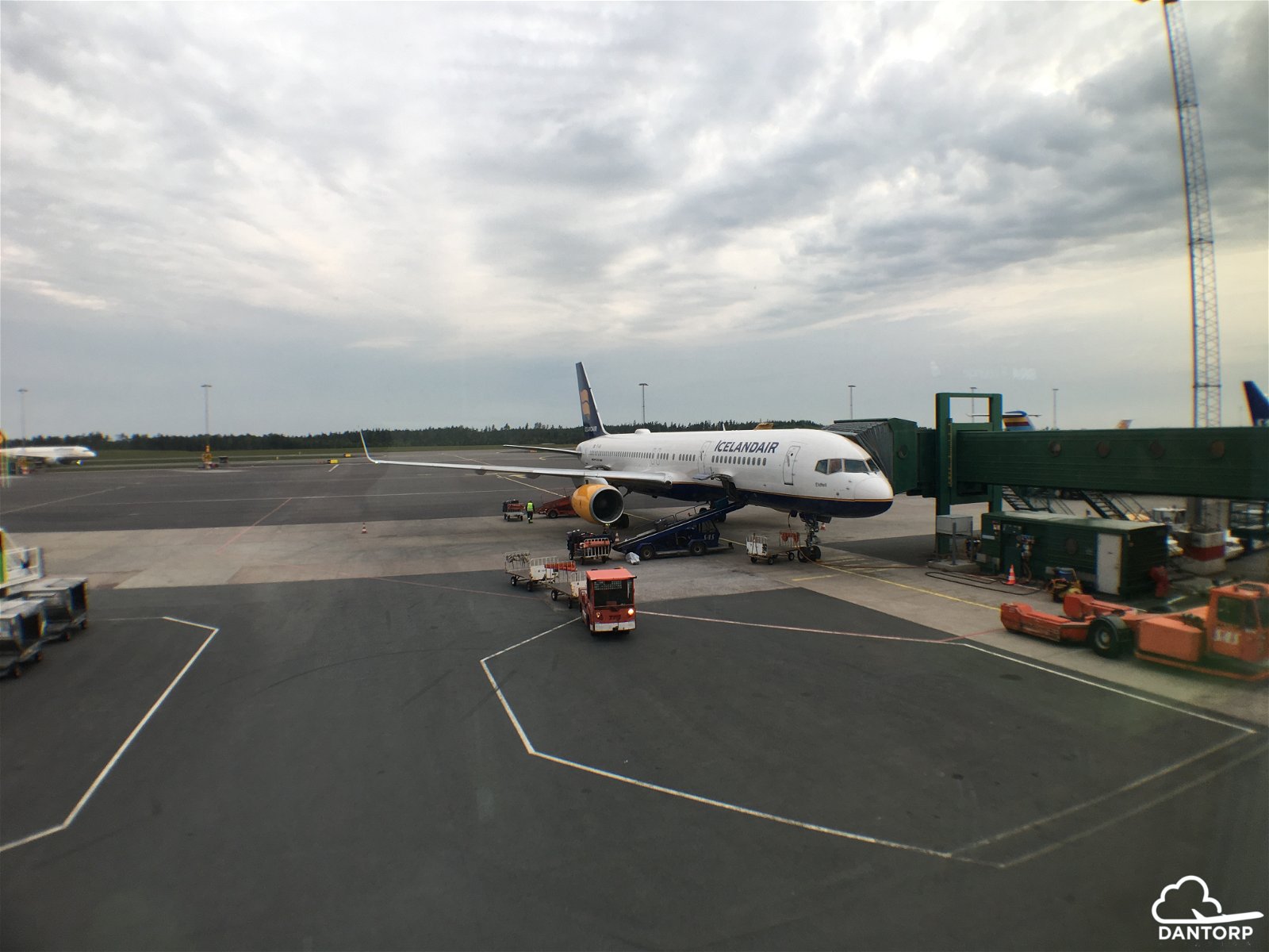 My aircraft for today - an Icelandair 757-200.