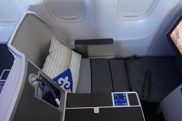 air-astana-business-class-767-75
