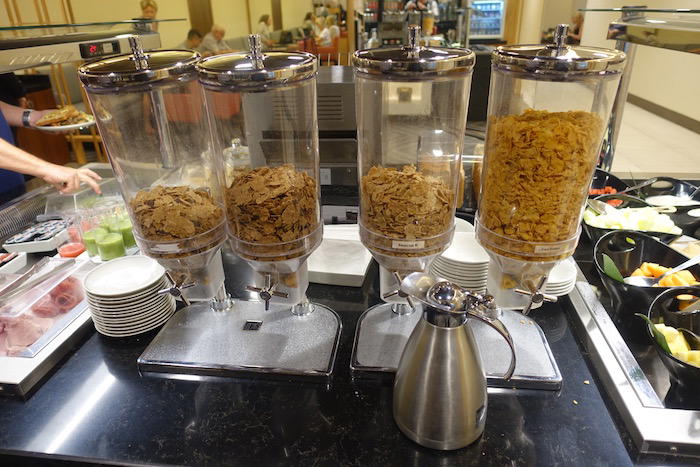 singapore-airlines-lounge-london-heathrow-47