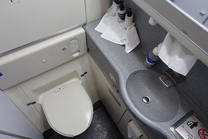 united-first-class-777-51
