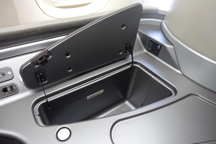 united-first-class-777-8
