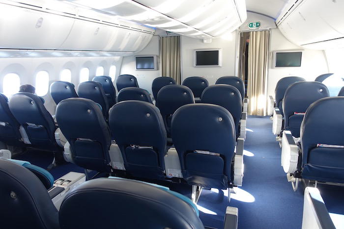azerbaijan-airlines-business-class-787-37