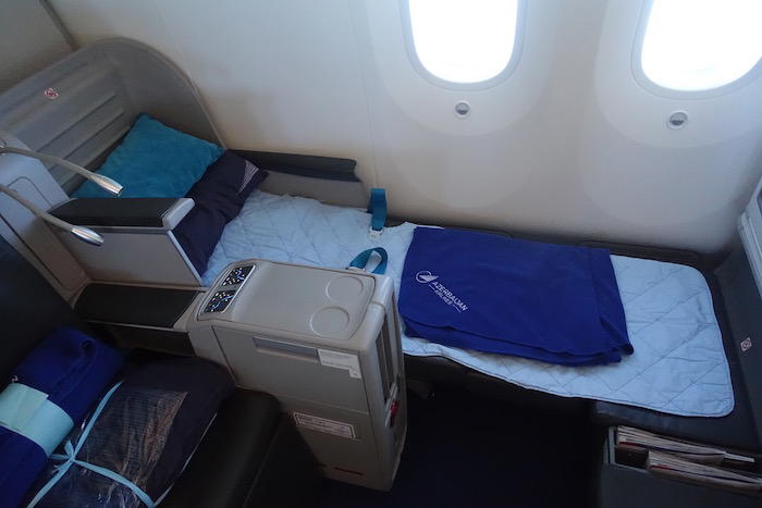 azerbaijan-airlines-business-class-787-76