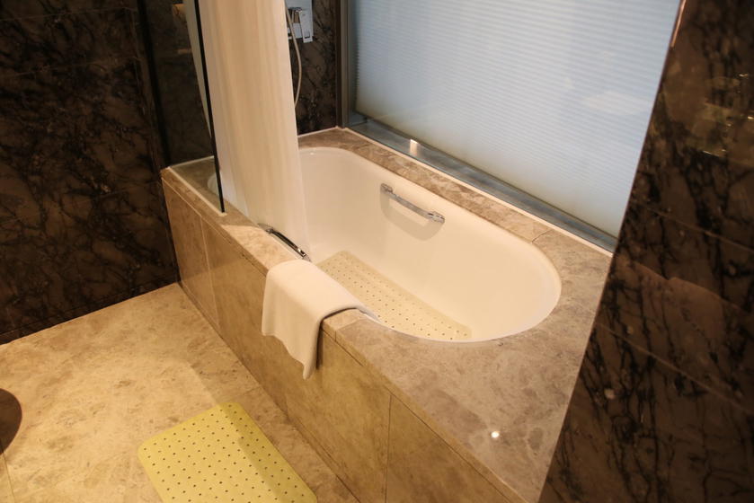 Royal plaza bathtub