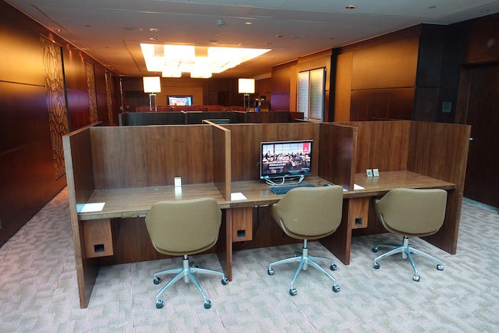 emirates-business-class-lounge-dubai-17