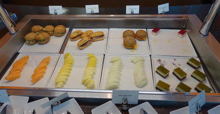 emirates-business-class-lounge-dubai-44