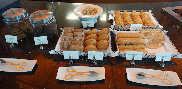 emirates-business-class-lounge-dubai-45