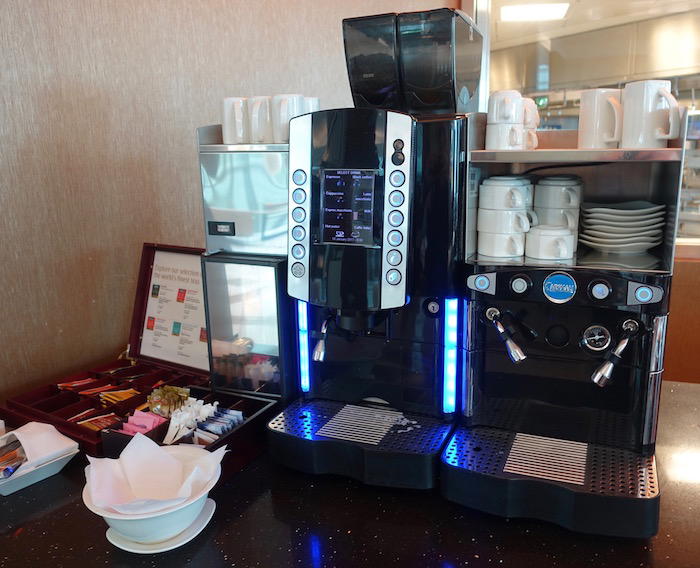 emirates-business-class-lounge-dubai-46