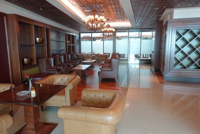 emirates-business-class-lounge-dubai-51
