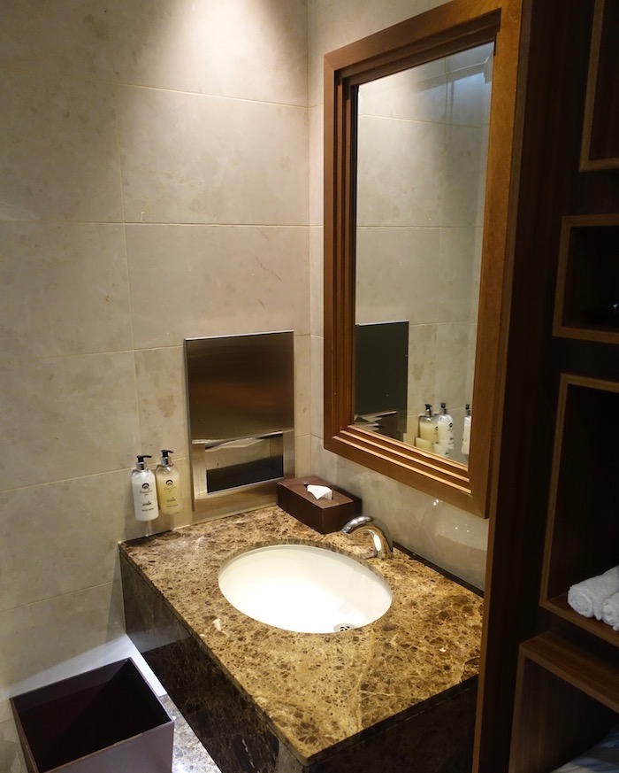 emirates-business-class-lounge-dubai-53