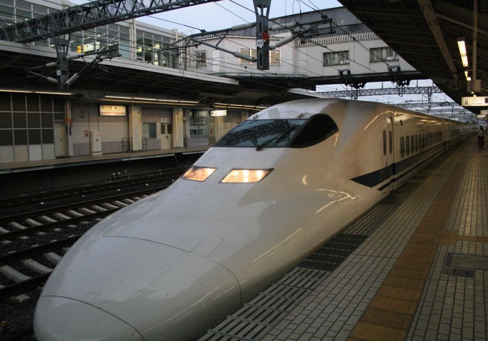 japan-shinkansen-train-1