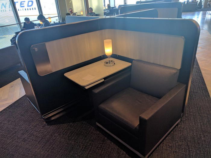 UnitedPolarisLoungeChicago0510