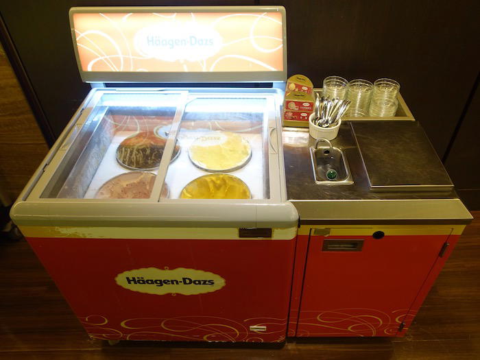 EVA-Air-Lounge-Taipei-Airport - 50