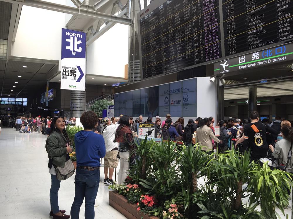 Long security line at NRT...and I couldn't use the premium queue :-( 