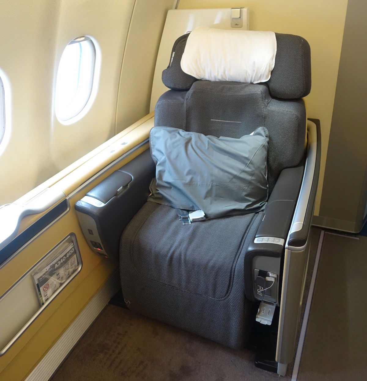 lufthansa business class seats a340 600