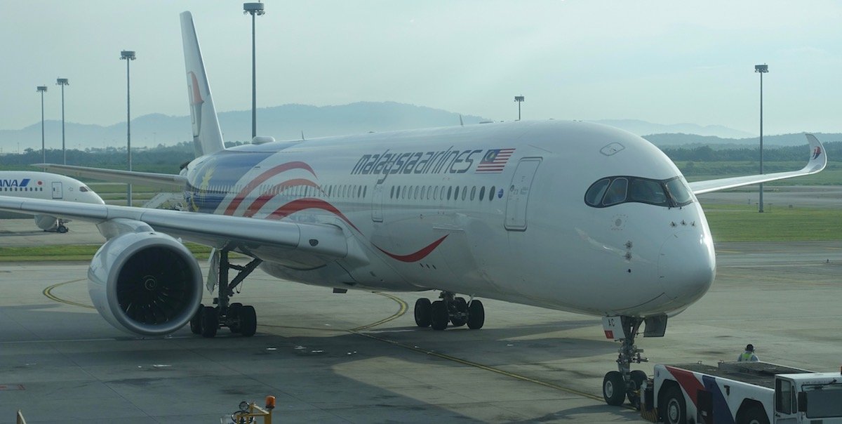 飞行员不耐烦的马来西亚A350进入希思罗机场跑道