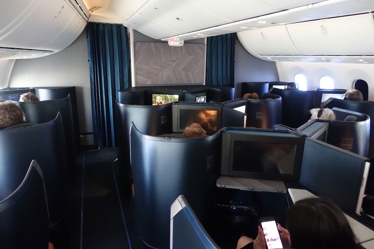 Бизнес класс тверь. KLM 787 900 Business class. Etihad Boeing 787-9 Business class. Боинг 787-900 бизнес салона. Boeing 787-900 Etihad бизнес класс.