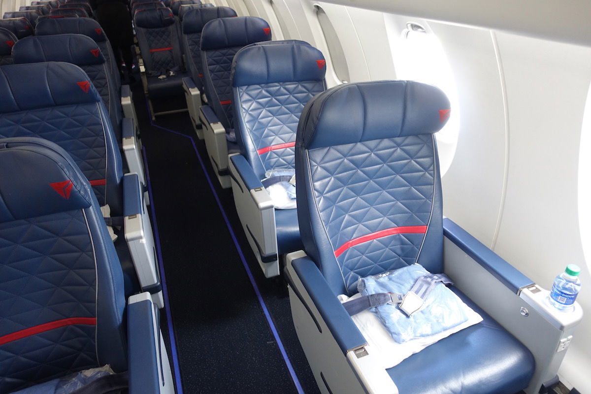 Review Delta Air Lines CRJ900 First Class (2023)