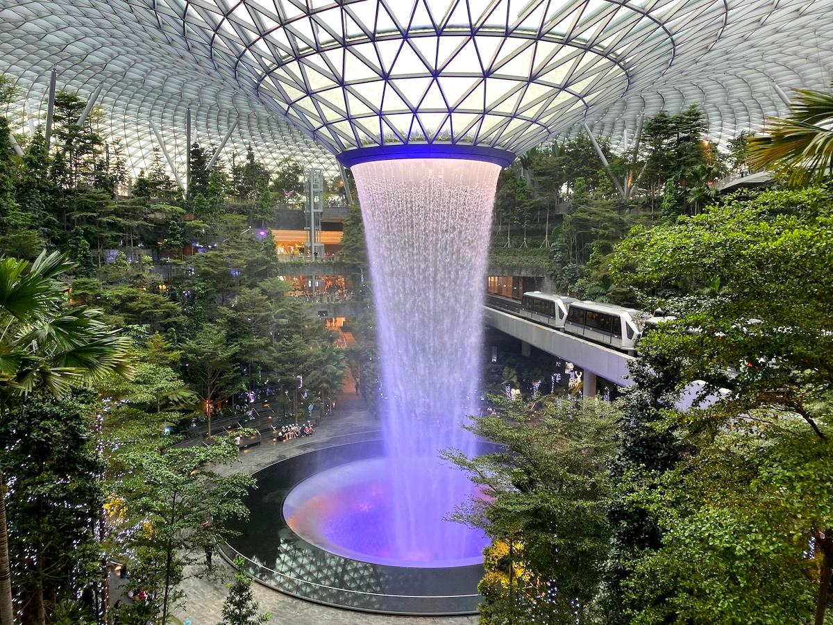 Чанги сады. Аэропорт Jewel Changi. Сингапур Changi Airport. Джуэл Чанги Сингапур. Сингапур аэропорт Чанги водопад.